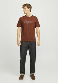 Jack & Jones GEDRUCKT RUNDHALS - Print T-shirt - brown