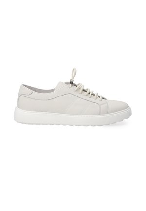 Hvide lædersneakers til mænd med struktureret overflade, rund tå, snørebåndsdesign og gummisål; har grå detaljer på siderne.