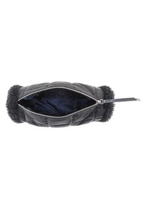 Schwarz gesteppte Tasche mit einem Kunstpelzbesatz, silbernem Reißverschluss und dunkelblauem gemustertem Innenfutter. Kompakte Form und weiche Textur.