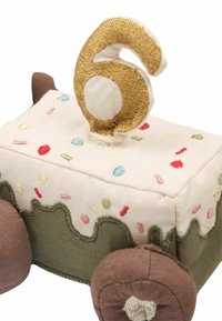 Minkštas pliušinis tortas su smėlio spalvos viršumi ir žalia baze. Išsiuvinėti pabarstukai ir auksinis numeris 6 viršuje. Rudi ratai užbaigia dizainą.