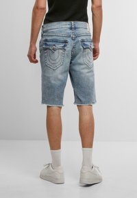 True Religion RICKY SN FLAP RAW  - Jeansshort - blue