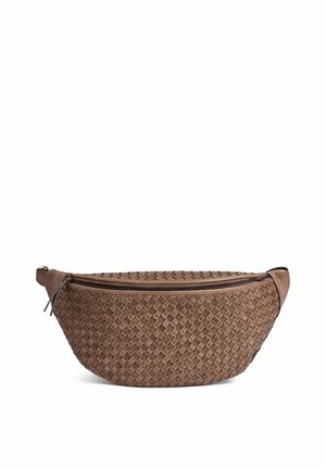 Brun vævet lædertalje taske med en øverste lynlås og justerbar rem, vist mod en hvid baggrund.
