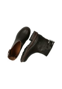 Ciemnobrązowe skórzane botki za kostkę z teksturowanym wykończeniem, okrągłym noskiem, niskim, wklęsłym obcasem oraz bocznym zapięciem na klamrę, z gumową podeszwą.