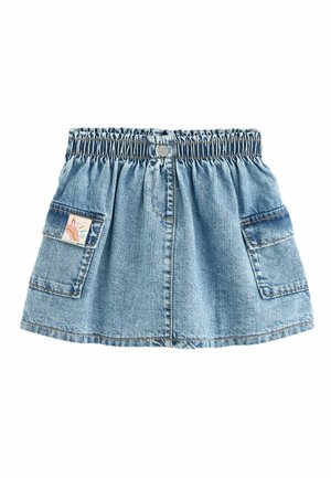 Denimrock in Hellblau mit elastischem Taillenband, zwei seitlichen Taschen und einem "Hallo"-Patch auf der linken Tasche. Mit geraffter Textur.