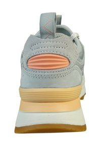 Hellgrauer Sneaker mit einem strukturierten Wildleder-Obermaterial, Gummisohle und orangefarbenen Akzenten in der Nähe der Ferse. Verfügt über eine Zuglasche und Musterverzierungen.