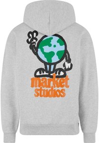 Grå hettegenser med et tegneserie-design av jorden på baksiden, med blå og grønne kontinenter og oransje tekst "market studios".