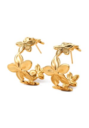 Oorbellen van metaal in goudkleur, gevormd als gebogen hoepels met drie verbonden glanzende bloemenmotieven op elk.