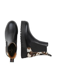 Stivaletti neri in pelle con una robusta suola in gomma, caratterizzati da un distintivo motivo a pannello in pelle di mucca sui lati e inserti elastici per un miglior fit.