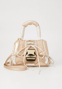 Μπεζ τσάντα με πλεκτό σώμα από άχυρο, χρυσά μεταλλικά μέρη, λευκές λεπτομέρειες και δομημένο σχέδιο. Διαθέτει επάνω λαβή και αφαιρούμενο ιμάντα.