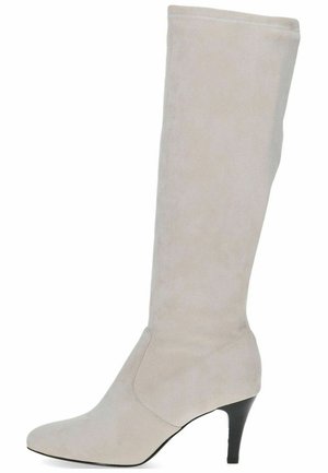 Knee-high taupe zamszowe botki z spiczastym noskiem i smukłym, dopasowanym fasonem. Obcas w szpilce dodaje wysokości i elegancji.