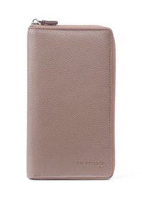 Brun texturerad läderplånbok med dragkedjeslutning, som har en slät yta, rektangulär form och präglad logotyp på framsidan.