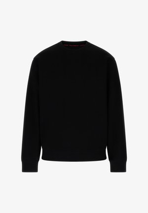 Sudadera negra hecha de una tela suave. Cuenta con un escote redondo, mangas largas y puños acanalados, con una marca roja en el interior del cuello.