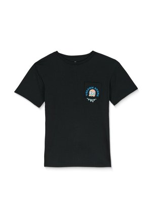 T-shirt en coton noir à manches courtes avec une poche. Présente un design de logo coloré sur la poche avec des accents bleu et blanc.