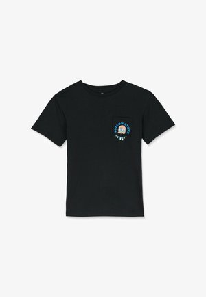 Schwarzes Baumwoll-T-Shirt mit kurzen Ärmeln und einer Tasche. Verfügt über ein farbenfrohes Logo-Design auf der Tasche mit blauen und weißen Akzenten.