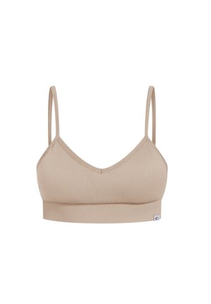 Bralette beige côtelé avec un décolleté en V, de fines bretelles réglables et une large bande élastique en bas. Présente un petit logo sur le côté.