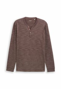 Langsleevige maroon henley-shirt gemaakt van gestructureerde stof, met een ronde halslijn en een drie-knopen sluiting.