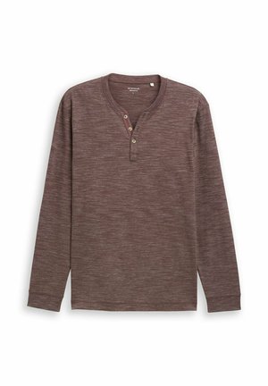 Czerwony, długi rękaw henley z teksturowanej tkaniny, z okrągłym dekoltem i trzema guzikami przy rozpięciu.