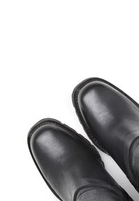 Stivali in pelle nera con punta rotonda, una texture liscia e dettagli di cucitura visibili. Altezza alla caviglia senza hardware o accenti visibili.