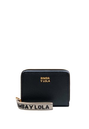 Czarny skórzany portfel z złotym logo "BIMBA Y LOLA", zamek błyskawiczny oraz szara smycz z nazwą marki na czarno.
