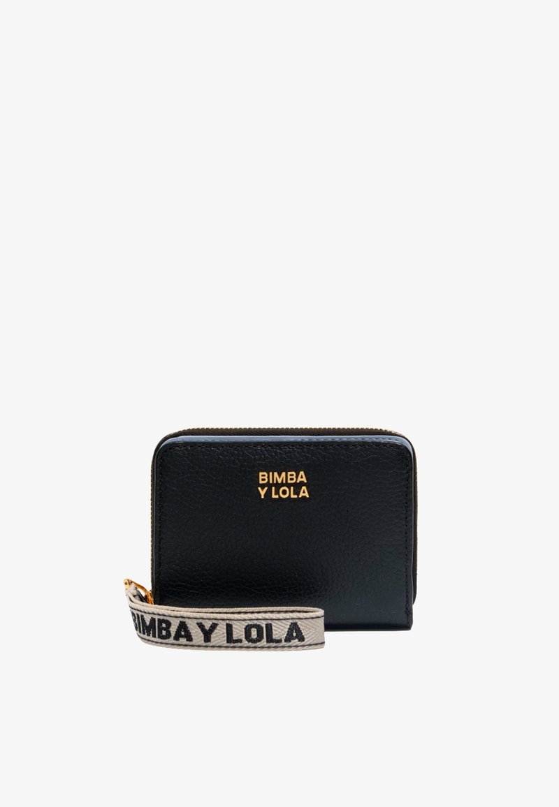 Cartera de cuero negra con el logo dorado "BIMBA Y LOLA", cierre de cremallera, y correa gris con el nombre de la marca en negro.