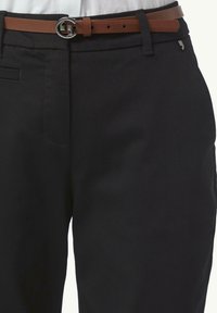 Zwarte broek met een gladde textuur, voorzien van een bruine leren riem en zilveren gesp. Inclusief een voorzak en een getailleerde pasvorm.