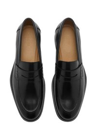 Schwarze Lederloafers mit glatter Oberfläche, die über eine Steppnaht entlang der Zehen und ein erhöhtes Akzentband über dem Spann verfügen.