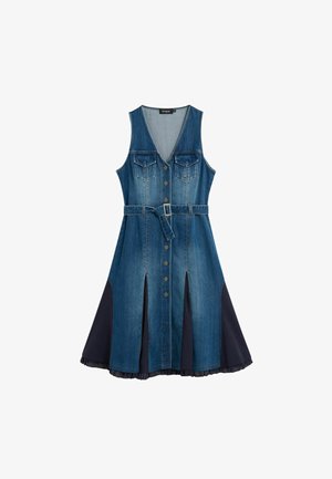 Vestito senza maniche in denim blu con chiusura frontale a bottoni, due tasche sul petto, cintura in vita e pannelli in tessuto plissé scuro sui lati della gonna e all'orlo.