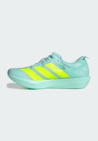 Scarpa da corsa leggera in azzurro chiaro con accenti giallo neon, dotata di tomaia in rete, lacci piatti e suola ammortizzata.