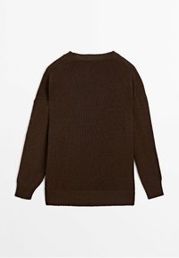 Pull en maille marron foncé à manches longues avec poignets, ourlet et encolure côtelés, présenté à plat montrant l'arrière.