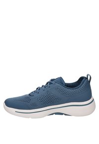 Sportliche Schuhe mit einem atmungsaktiven blauen Mesh-Obermaterial, einer gepolsterten weißen Mittelsohle und subtilen Texturmustern im gesamten Design.
