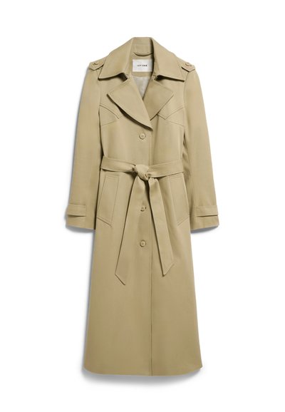 Μπεζ μακρύ παλτό τύπου τραντσκότ με φαρδιές πέτες, κλείσιμο με κουμπιά, ζώνη στη μέση που δένει, δύο μεγάλες μπροστινές τσέπες και επιγονατίδες στους ώμους.