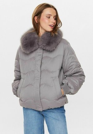 Grau Pufferjacke mit einem plüschigen, grauen Pelzkragen, gerippten Bündchen und horizontaler Naht. Verfügt über zwei Fronttaschen. Glatte Textur.
