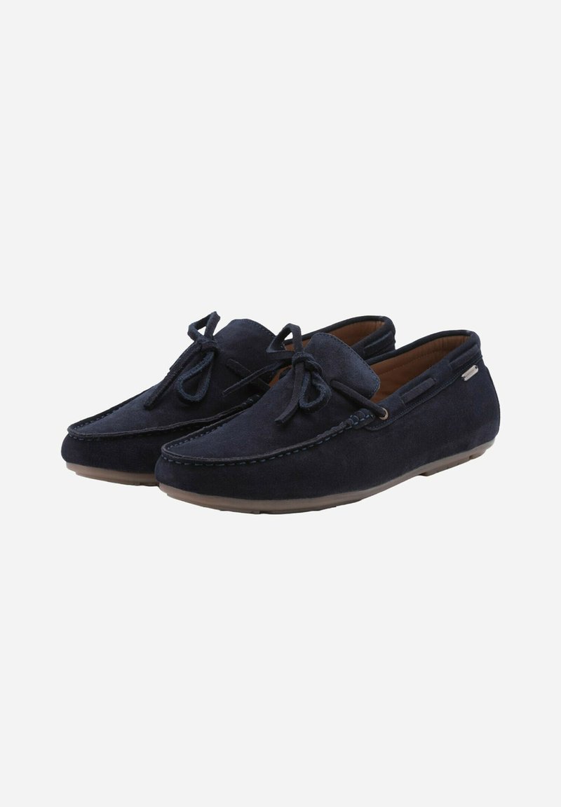 Navyblaue Wildleder-Loafer mit Mokassin-Design, dekorativen Schnürsenkeln, gesteppten Akzenten und einer Gummisohle für Flexibilität.