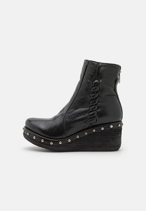 Botines de cuña - black