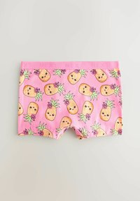 Børns lyserøde boxershorts med et gentagende mønster af tegneserieananas med ansigt og blomster, lavet af et blødt, strækbart stof.