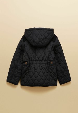 Schwarze gesteppte Jacke mit Kapuze, langen Ärmeln, geknöpften Taillenlaschen und Rautenmuster, von hinten auf beige Hintergrund gezeigt.