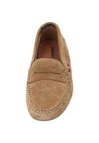 Beżowe zamszowe mokasyny z haftowanym wzorem i ozdobnym paskiem u góry. Posiadają dyskretną logo oraz wielokolorowy akcent z boku.