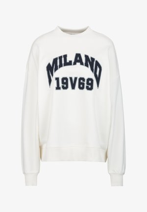 Witte longsleeve trui met zwarte "MILANO"-tekst in boogvorm boven "19V69" aan de voorkant, met geribbelde manchetten en zoom.