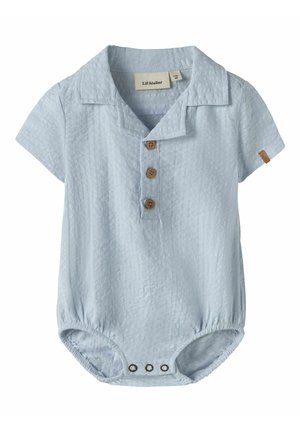 Grenouillère bébé bleu clair texturée avec manches courtes, col, trois boutons marron sur le devant et trois pressions en bas.