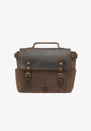 Braune Canvas- und Leder-Umhängetasche mit Klappe, zwei Vordertaschen, Metallbeschlägen und einem oberen Griff. Robuste Textur und funktionales Design.