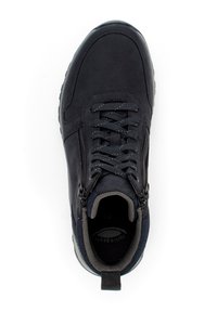 Zapatillas negras de cuero con punta redondeada, cordones textiles, un cierre en el lateral y un forro interior gris en contraste.