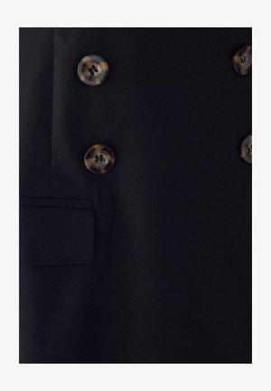 Zwarte stof met vier donkere schildpadknopen gerangschikt in een dubbelgeknoopte stijl en een kleine rechthoekige zak aan de linkerkant.