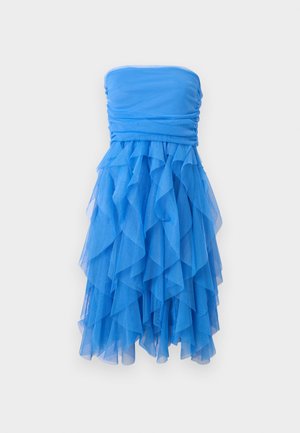 Robe bleue sans bretelles avec corsage froncé et jupe en tulle à volants superposés, longueur genou, présentée sur un fond blanc uni.