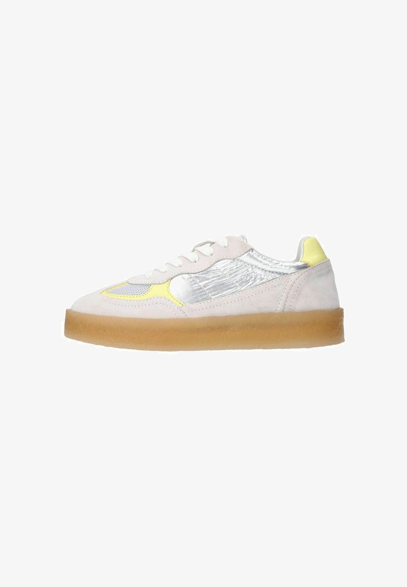 Sneakers en daim avec un revêtement rose clair, des accents argentés, des détails jaunes, un bout arrondi et une semelle en gomme translucide.