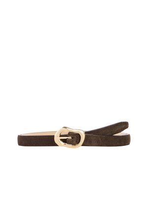 Ceinture en daim marron avec une boucle métallique dorée arrondie posée à plat sur un fond blanc.