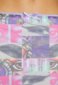 Tecido transparente multicolorido com um padrão geométrico em tons vibrantes de rosa, roxo e verde. Acabamento decorativo em renda lavanda e laço.