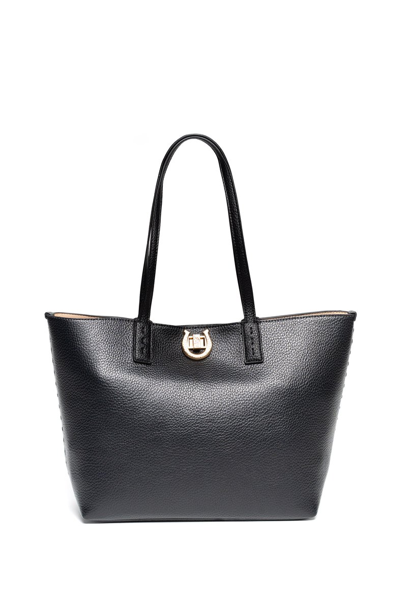 Czarna skórzana torba na ramię z teksturowanym wykończeniem, podwójnymi uchwytami i złotym akcentem na zapięciu. Przestronne wnętrze bez przegród.