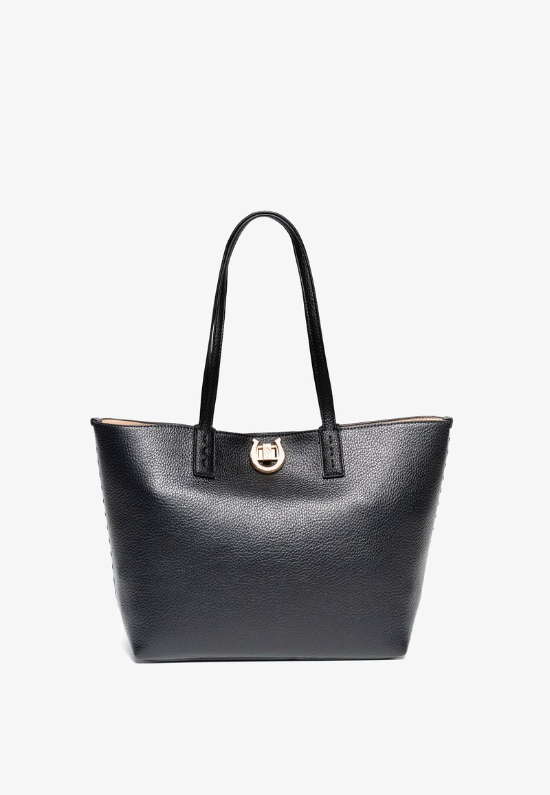 Czarna skórzana torba na ramię z teksturowanym wykończeniem, podwójnymi uchwytami i złotym akcentem na zapięciu. Przestronne wnętrze bez przegród.