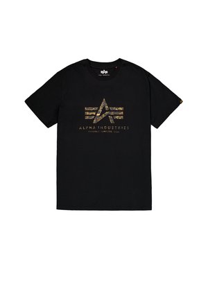 T-shirt noir à manches courtes en coton avec un logo camouflage doré et le texte "ALPHA INDUSTRIES" imprimés sur le devant. Col ras du cou classique.
