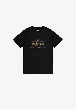 T-shirt noir à manches courtes en coton avec un logo camouflage doré et le texte "ALPHA INDUSTRIES" imprimés sur le devant. Col ras du cou classique.